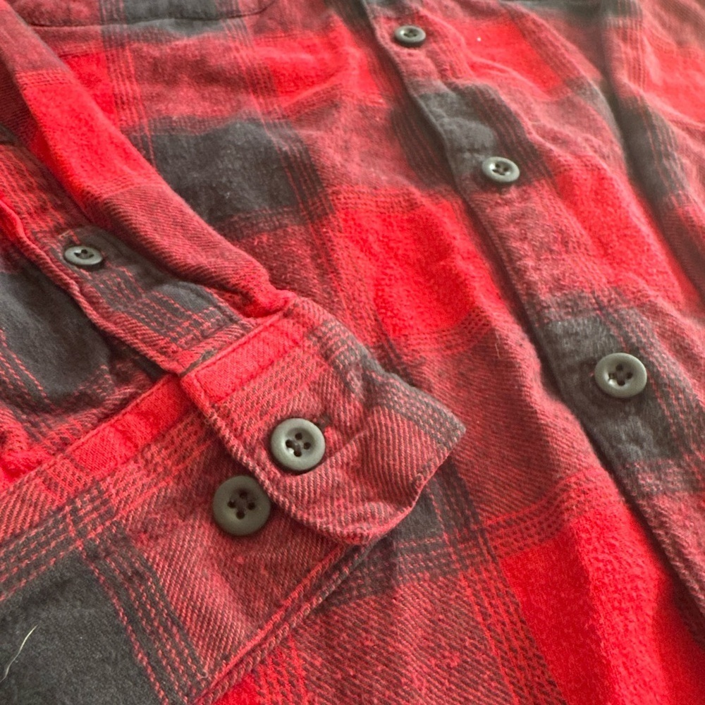 Men’s Urban Outfitters Red and Black Flannel button up size S - Picture 2 of 6